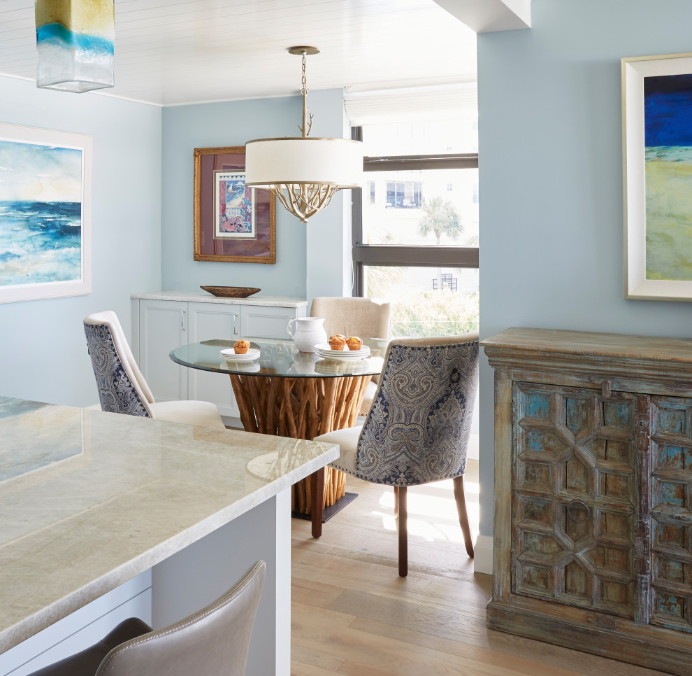 Aménagement d'une salle à manger ouverte sur le salon bord de mer de taille moyenne avec un mur bleu, un sol en bois brun, un sol marron et un plafond en lambris de bois.
