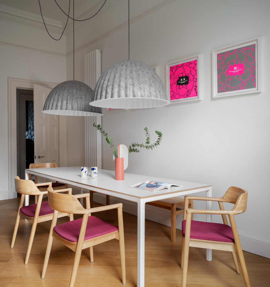 Immagine di una sala da pranzo aperta verso la cucina design di medie dimensioni con pavimento in legno massello medio, pavimento beige e pareti bianche