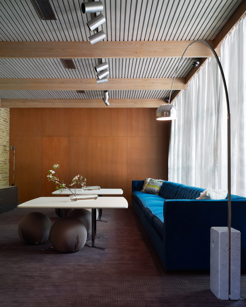 Foto di una grande sala da pranzo moderna chiusa con pareti marroni, moquette, nessun camino e pavimento grigio