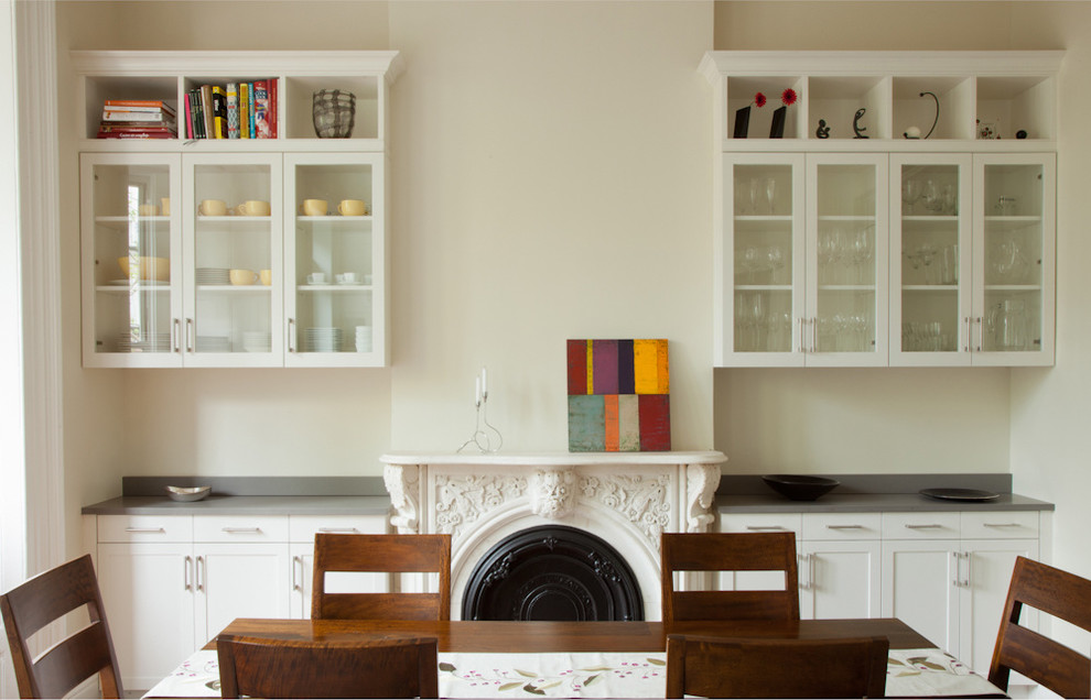 Свежая идея для дизайна: столовая в классическом стиле с белыми стенами - отличное фото интерьера