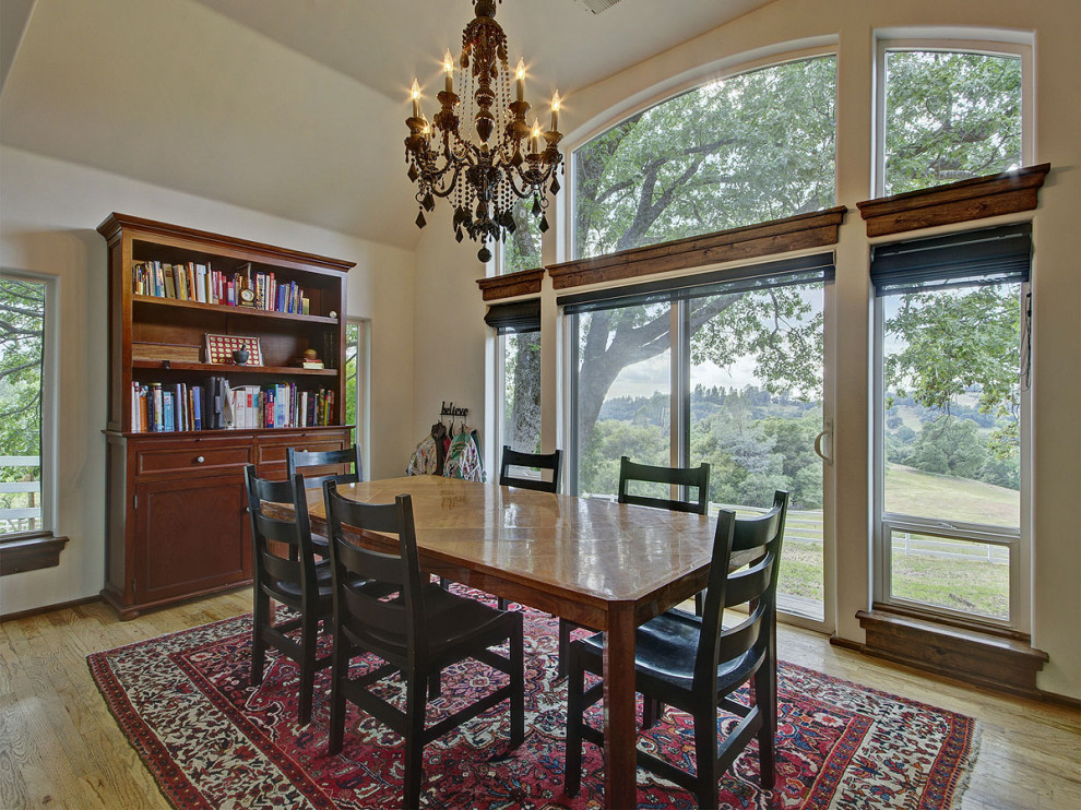 Ejemplo de comedor abovedado de tamaño medio con con oficina, paredes blancas, suelo de madera clara y suelo multicolor