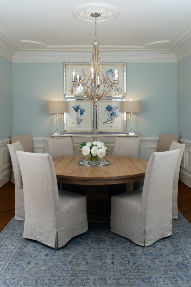 Стильный дизайн: отдельная столовая среднего размера в стиле неоклассика (современная классика) с синими стенами, темным паркетным полом и коричневым полом - последний тренд