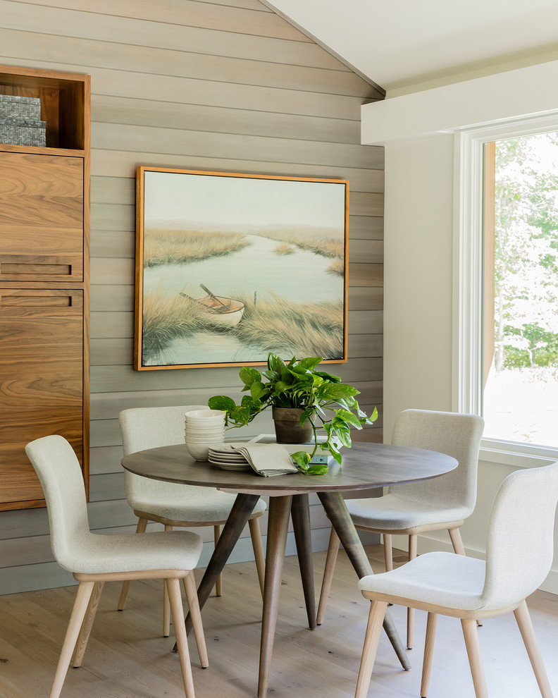 Diseño de comedor campestre con paredes beige, suelo de madera clara y suelo beige