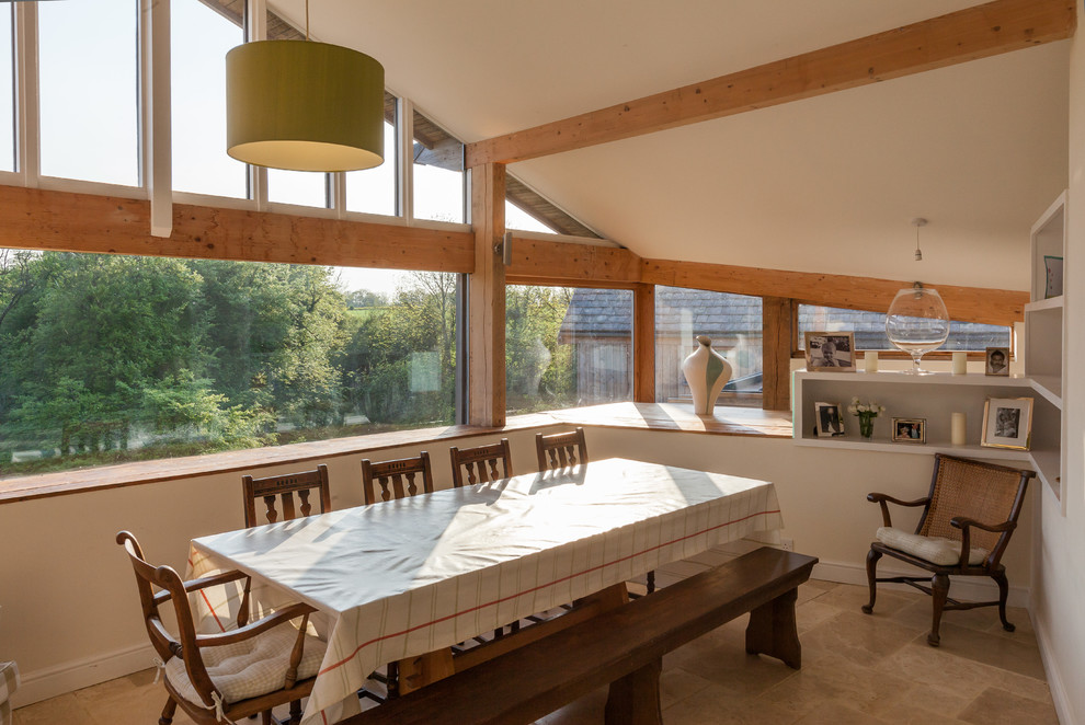 Moderne Wohnküche mit weißer Wandfarbe und Porzellan-Bodenfliesen in Gloucestershire