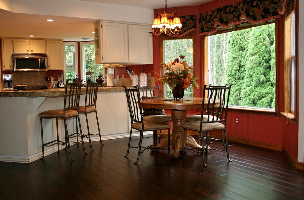 Cette photo montre une salle à manger ouverte sur la cuisine chic de taille moyenne avec un mur multicolore, parquet foncé et un sol marron.