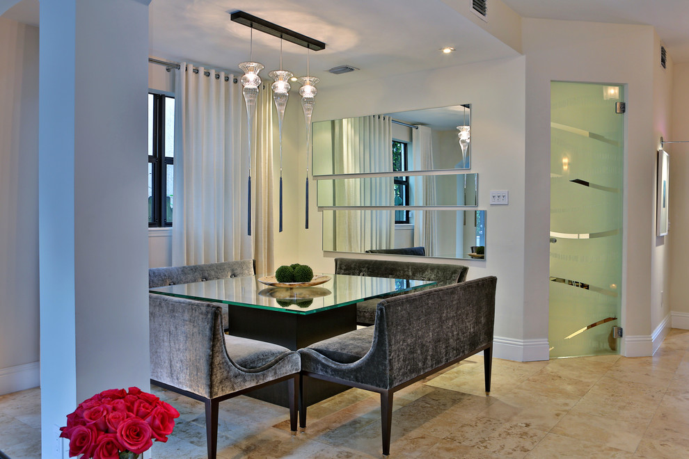 Idee per una sala da pranzo aperta verso il soggiorno contemporanea di medie dimensioni con pareti beige e pavimento in travertino
