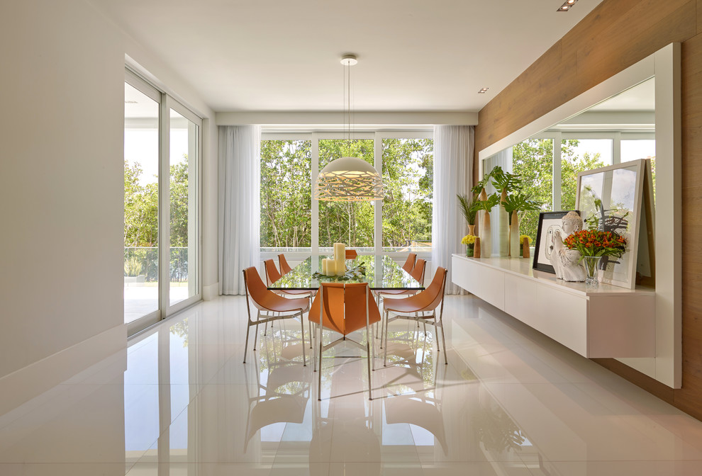 Foto di una grande sala da pranzo aperta verso il soggiorno minimal con pareti bianche e pavimento bianco