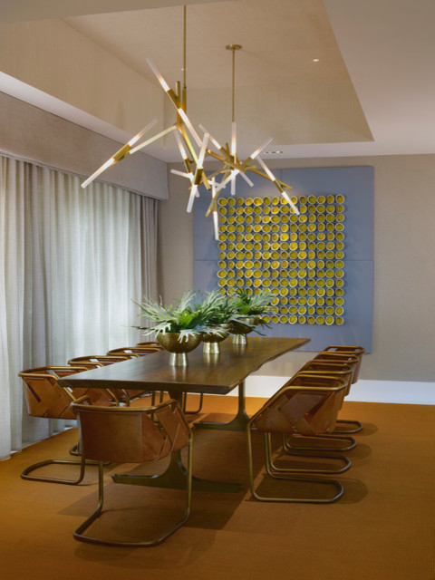 Idee per una sala da pranzo minimalista chiusa e di medie dimensioni con pareti beige, moquette, nessun camino e pavimento arancione