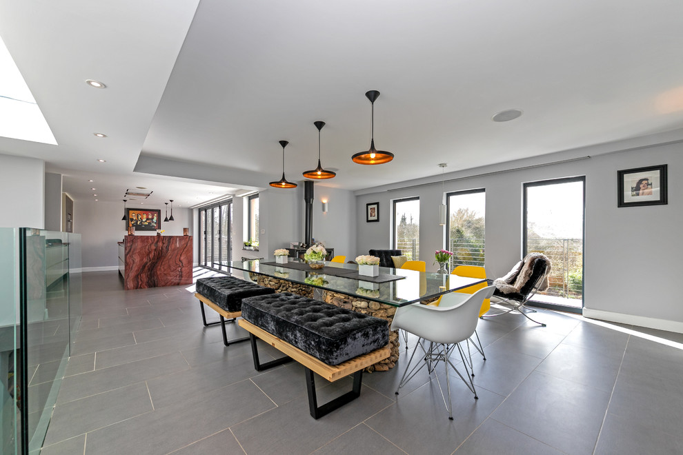 Idee per una grande sala da pranzo aperta verso la cucina design con pareti grigie e pavimento grigio