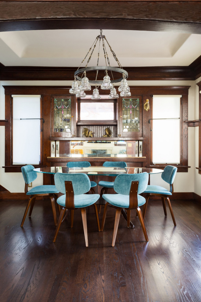 Ispirazione per una sala da pranzo stile americano di medie dimensioni con pareti beige, pavimento in legno massello medio e pavimento marrone