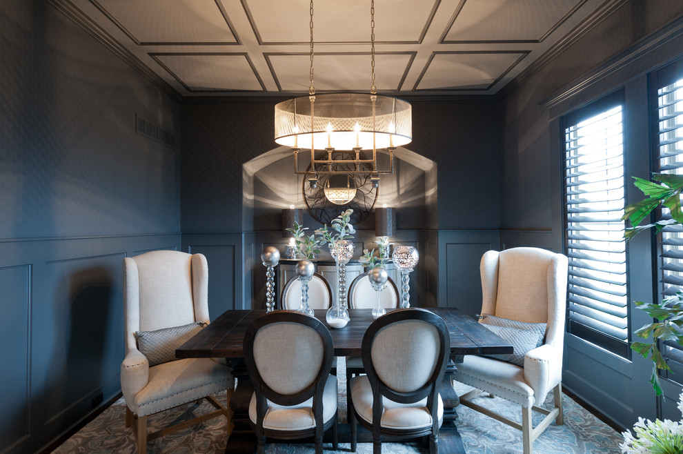 Стильный дизайн: отдельная столовая среднего размера в стиле неоклассика (современная классика) с синими стенами без камина - последний тренд