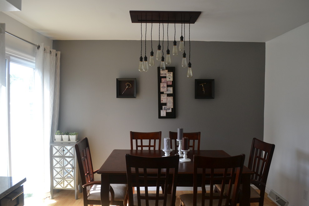 Свежая идея для дизайна: кухня-столовая среднего размера в стиле модернизм с серыми стенами и светлым паркетным полом без камина - отличное фото интерьера