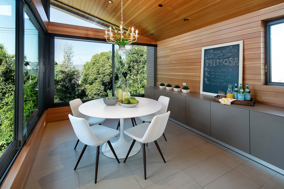 Idee per una sala da pranzo moderna chiusa e di medie dimensioni con pareti marroni, pavimento in gres porcellanato e pavimento grigio