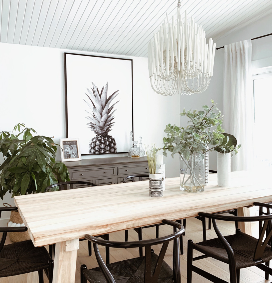 Источник вдохновения для домашнего уюта: столовая в стиле неоклассика (современная классика) с белыми стенами, светлым паркетным полом и коричневым полом без камина