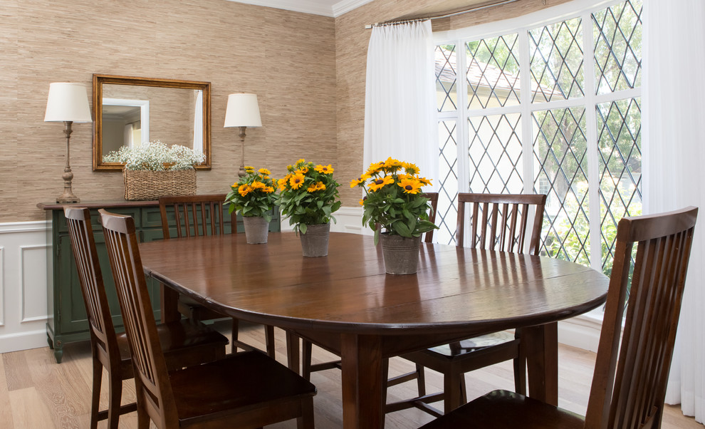 Foto di una sala da pranzo aperta verso il soggiorno classica di medie dimensioni con parquet chiaro, nessun camino e pareti marroni