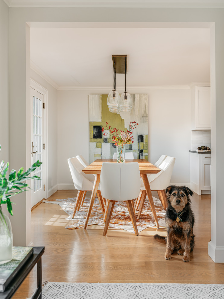 Esempio di una piccola sala da pranzo aperta verso la cucina classica con pareti grigie, pavimento in legno massello medio e pavimento marrone