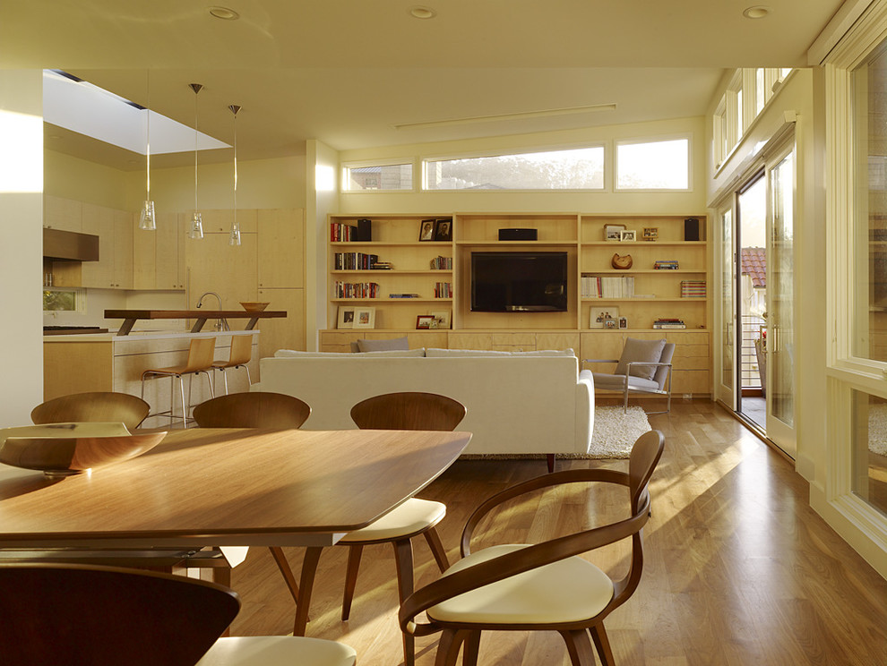 Exemple d'une salle à manger ouverte sur le salon moderne.