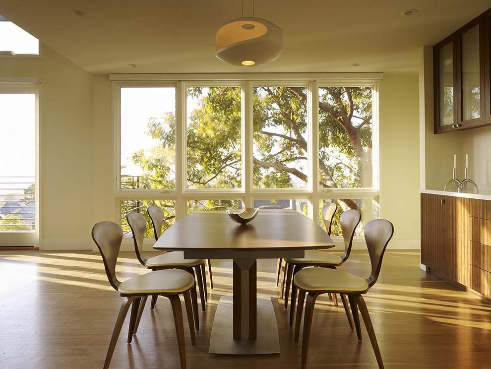 Inspiration pour une salle à manger ouverte sur le salon minimaliste.