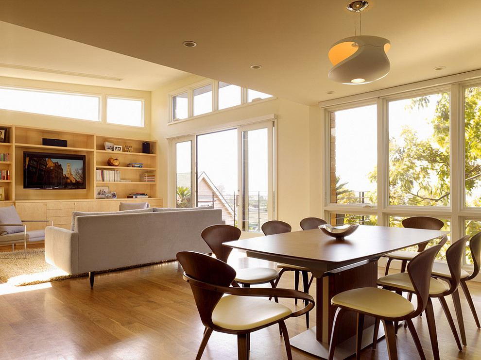 Aménagement d'une salle à manger ouverte sur le salon moderne.