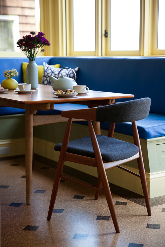 Idée de décoration pour une petite salle à manger vintage avec un sol en vinyl, un sol marron et un mur jaune.
