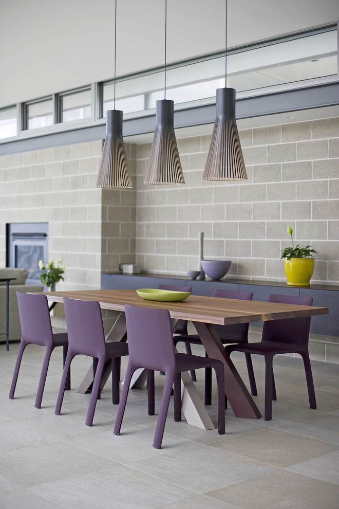 Cette image montre une salle à manger ouverte sur le salon design avec un mur gris.