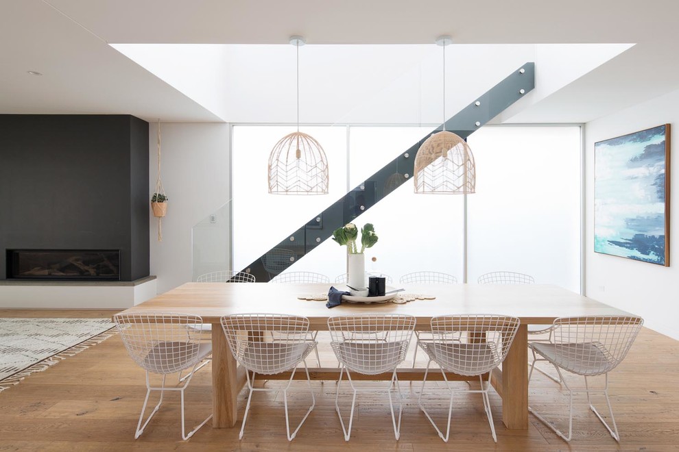 Offenes, Geräumiges Modernes Esszimmer mit weißer Wandfarbe, braunem Holzboden und braunem Boden in Sydney
