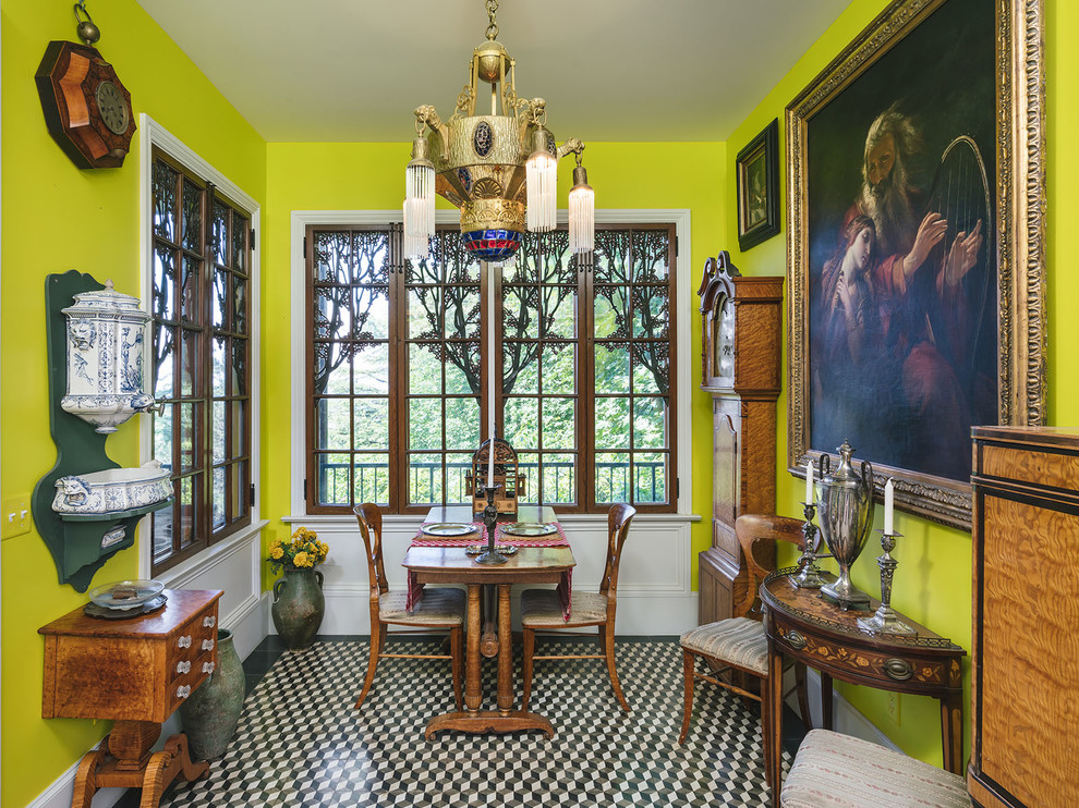 Ispirazione per una sala da pranzo vittoriana con pareti verdi e pavimento multicolore