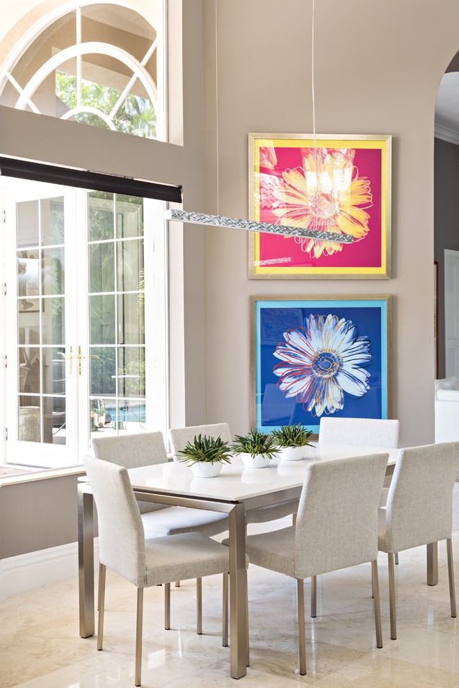 Cette photo montre une salle à manger moderne avec un mur gris et un sol en marbre.