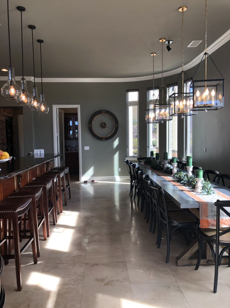 Aménagement d'une grande salle à manger classique avec une banquette d'angle, un mur vert, un sol en marbre et un sol beige.