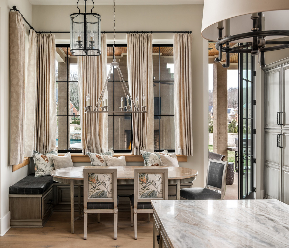 Idee per una sala da pranzo aperta verso il soggiorno tradizionale con pareti beige, pavimento in legno massello medio e pavimento marrone