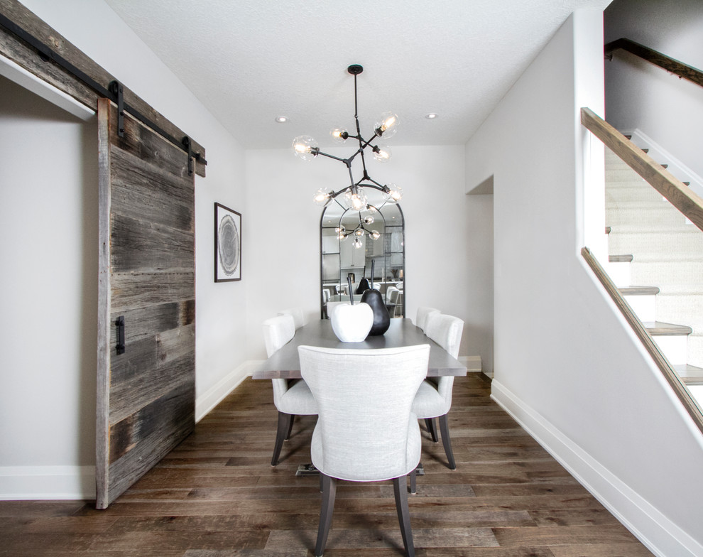 Landhausstil Esszimmer mit weißer Wandfarbe, braunem Holzboden und braunem Boden in Toronto