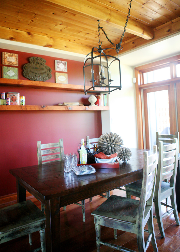 Пример оригинального дизайна: столовая в стиле рустика с красными стенами и темным паркетным полом