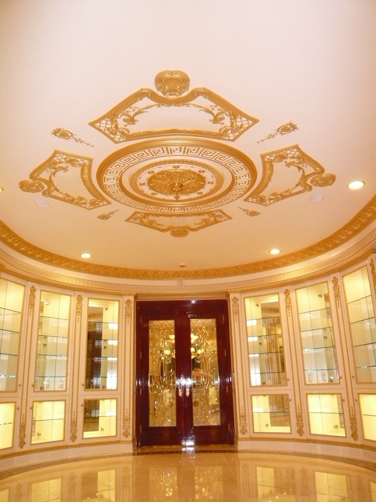 Ispirazione per una grande sala da pranzo aperta verso la cucina tradizionale con pareti beige e pavimento in marmo
