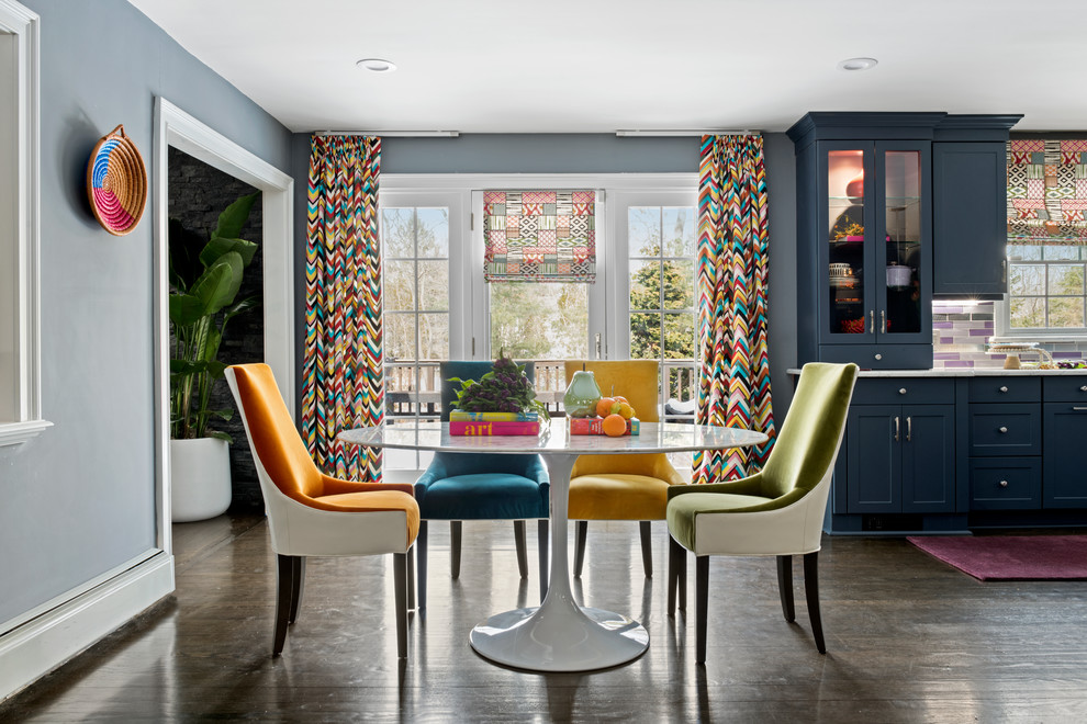 Inspiration pour une très grande salle à manger ouverte sur la cuisine bohème avec parquet foncé, un sol marron et un mur bleu.