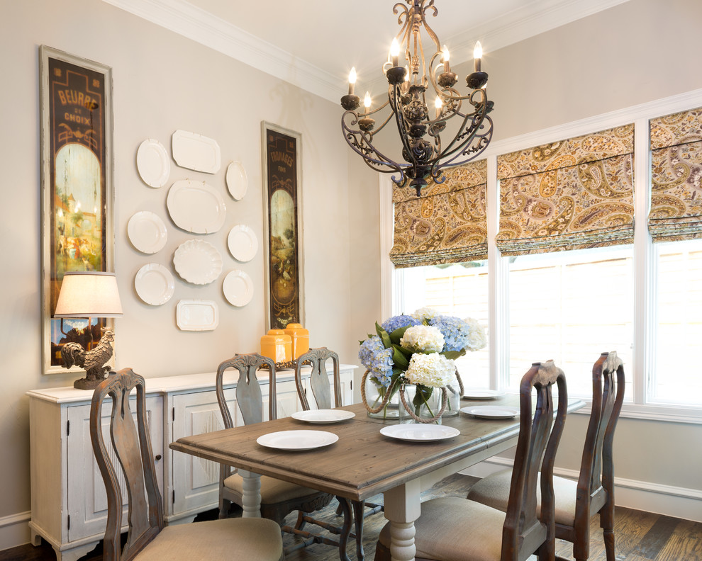Foto de comedor clásico sin chimenea con paredes beige y suelo de madera en tonos medios