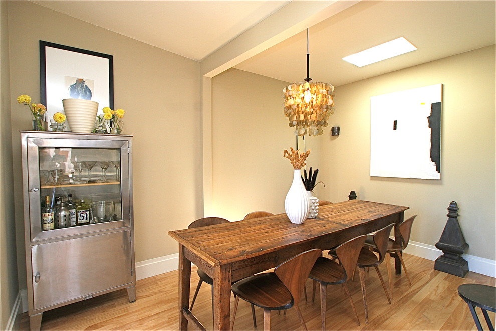 Ispirazione per una sala da pranzo minimal con pareti beige e pavimento in legno massello medio