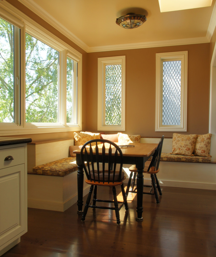 Стильный дизайн: маленькая кухня-столовая в классическом стиле с желтыми стенами и паркетным полом среднего тона без камина для на участке и в саду - последний тренд