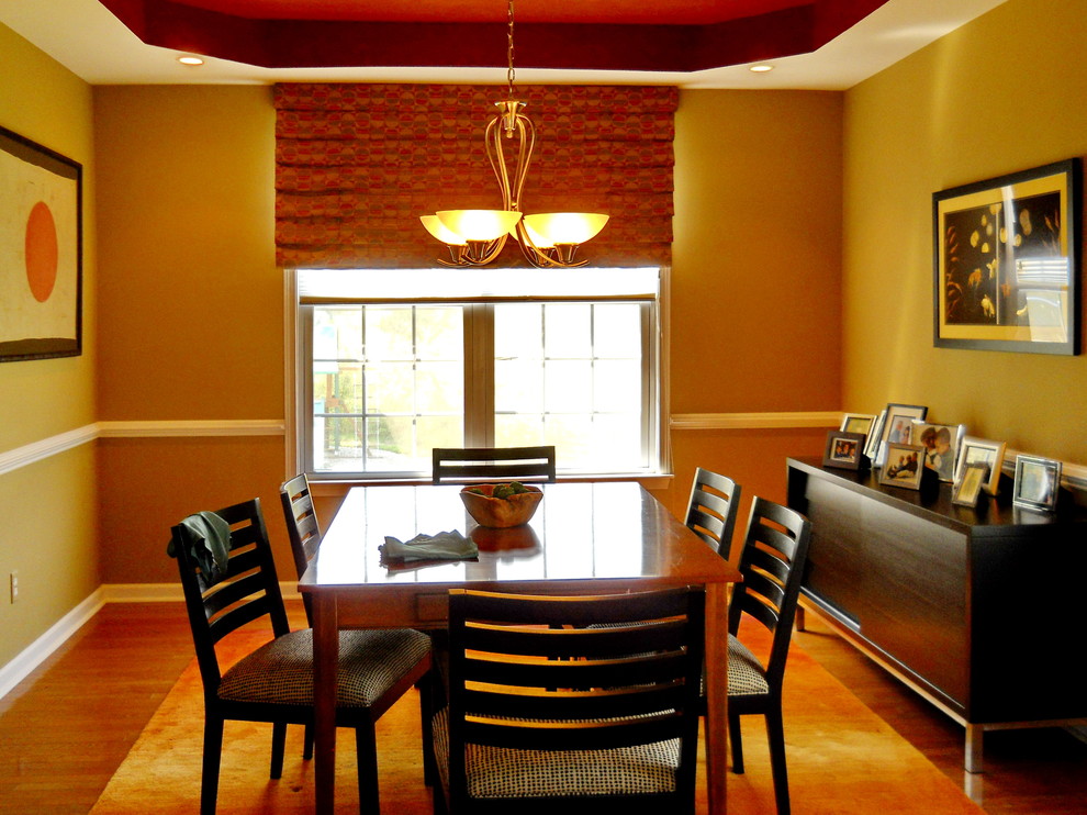 Ispirazione per una sala da pranzo aperta verso la cucina design di medie dimensioni con pareti verdi e pavimento in legno massello medio