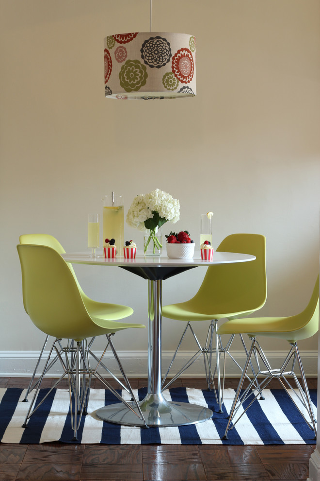 Idee per una sala da pranzo moderna con pareti beige e parquet scuro