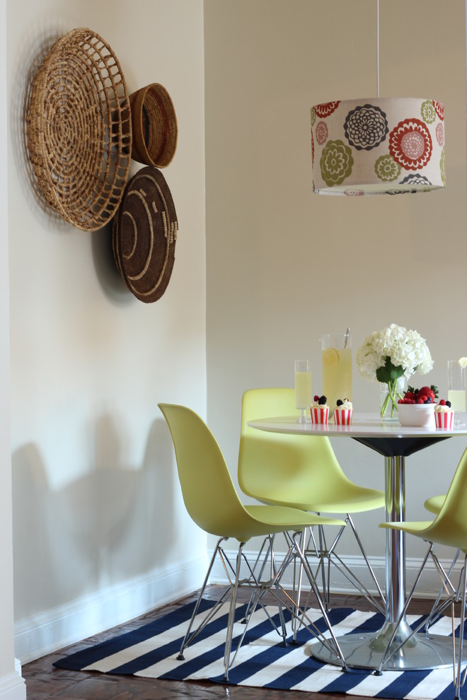 Modelo de comedor minimalista con paredes beige
