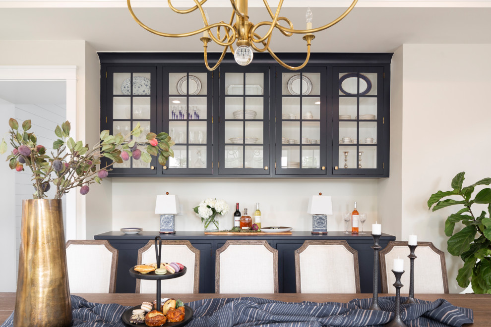 Cette image montre une grande salle à manger minimaliste fermée avec un mur gris, un sol en bois brun, un sol marron et un plafond à caissons.