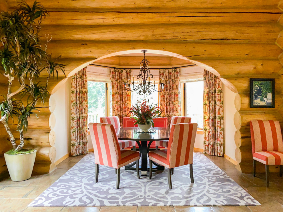 Ispirazione per una sala da pranzo aperta verso il soggiorno stile rurale con pareti beige, pavimento marrone e pareti in legno