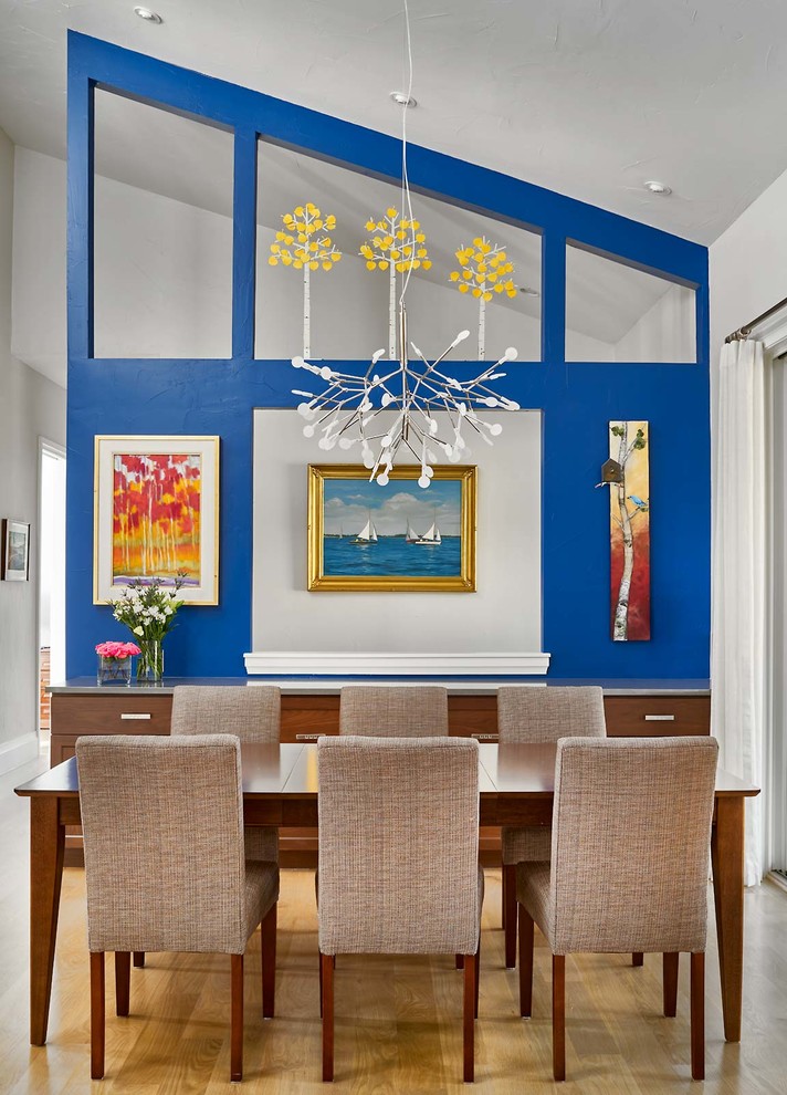Diseño de comedor actual de tamaño medio con paredes azules, suelo de madera clara y suelo beige
