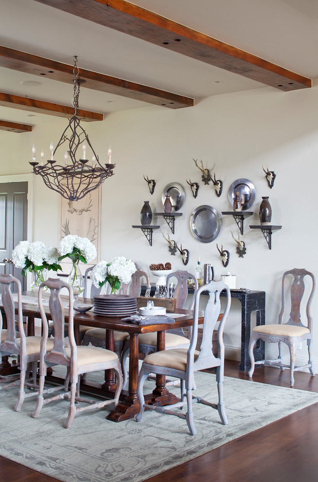 Immagine di una sala da pranzo stile rurale con parquet scuro e pareti bianche