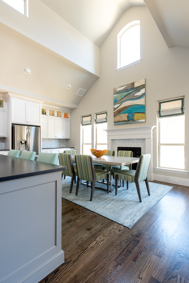 Mittelgroße Moderne Wohnküche mit weißer Wandfarbe, dunklem Holzboden, Kamin und gefliester Kaminumrandung in Dallas