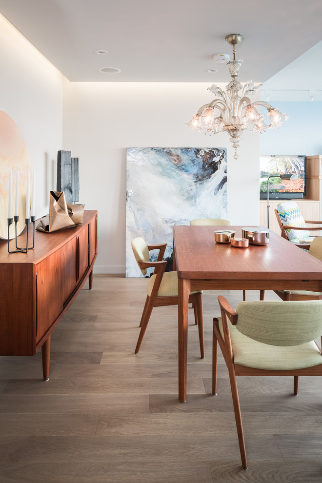 Esempio di una sala da pranzo aperta verso la cucina tradizionale con pareti bianche e pavimento in legno massello medio