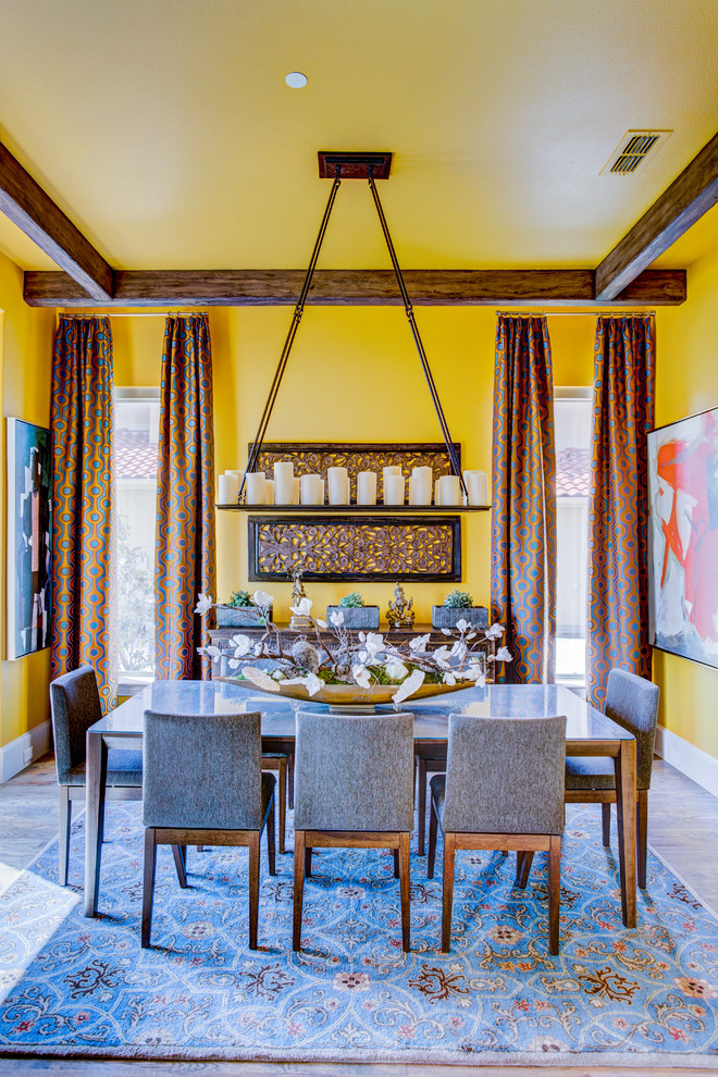Источник вдохновения для домашнего уюта: отдельная столовая среднего размера в современном стиле с желтыми стенами, паркетным полом среднего тона и коричневым полом без камина