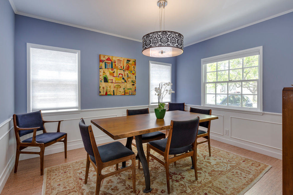 Immagine di una sala da pranzo design chiusa e di medie dimensioni con pareti blu, pavimento in sughero, nessun camino e pavimento beige