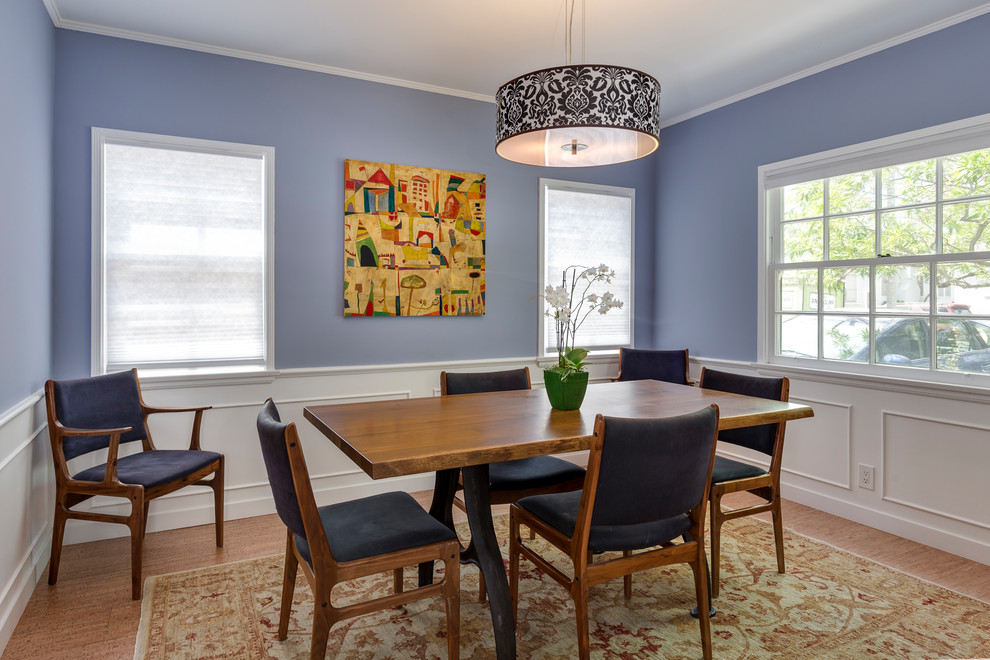 Immagine di una sala da pranzo minimal chiusa e di medie dimensioni con pareti blu, pavimento in sughero, nessun camino e pavimento beige