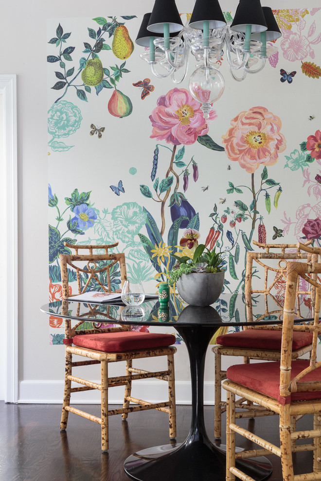 Esempio di una sala da pranzo aperta verso il soggiorno chic di medie dimensioni con pareti multicolore e parquet scuro